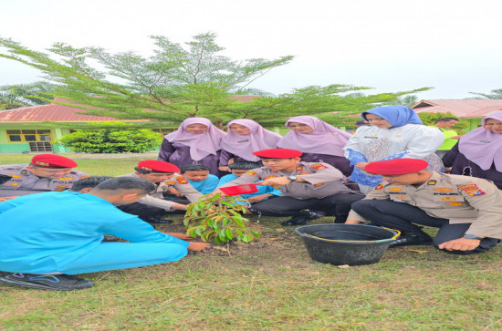 Kegiatan Green Policing Polres Kampar yang dilaksanakan di SMA NEGERI 2 KUOK