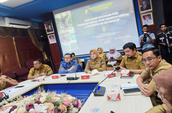 Plt. Camat Kuok Intan Monica Sandra Hadiri FGD Peninjauan Perda RT/RW Kampar