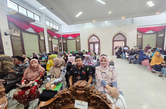 Bupati Kampar Launching Program Bantuan Beras Pemda, Diapresiasi PLT Camat Intan Monica Sandra